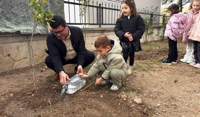 Nasıl fidan dikileceği minik öğrencilere uygulamalı olarak anlatıldı