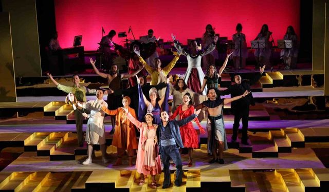 Nilüfer Kent Tiyatrosu’ndan "Lüküs Hayat" ile görkemli sezon açılışı