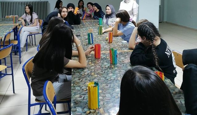 Okul pansiyonunda, "Atık Kağıt ve Muhtelif Ambalajdan Aksesuar Yapımı" kursu