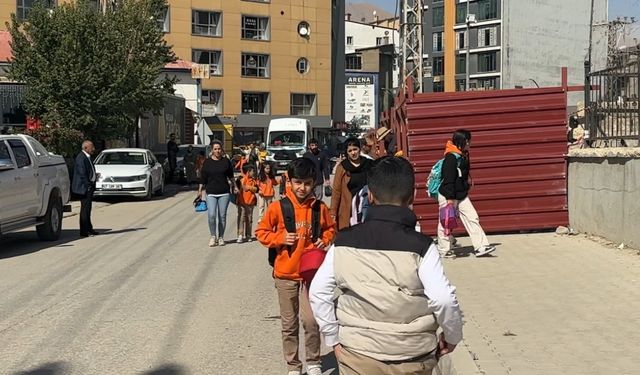 Okul yolundaki kaldırımın kapatılmasına tepki: "Kaldırımı öğrencilere açın"