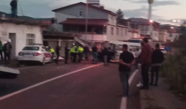 Ordu’da çekici kamyonet ile minibüs kafa kafaya çarpıştı: 3 yaralı