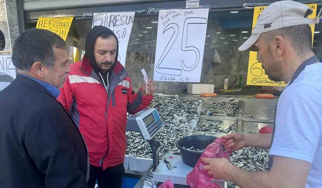 Ordu’da hamsi 25 liraya düştü, vatandaş sıraya girdi