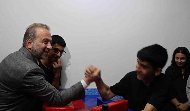 Ortaokul öğrencisinin bilek güreşine davet ettiği Valinin "Karizmayı çizdirmeyelim" demesi gülümsetti