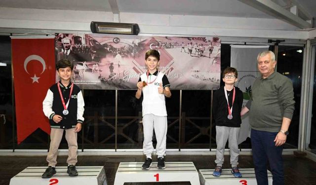 Osmangazi’de minik satranç ustaları kupalarına kavuştu