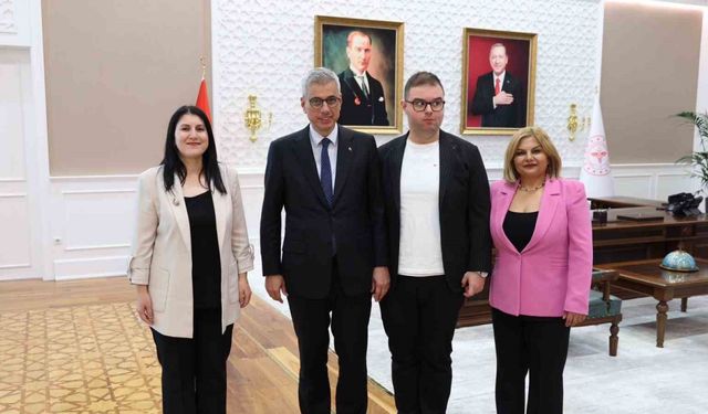 Otizmli bireylerin sorunlarını içeren rapor Bakan Memişoğlu’na sunuldu