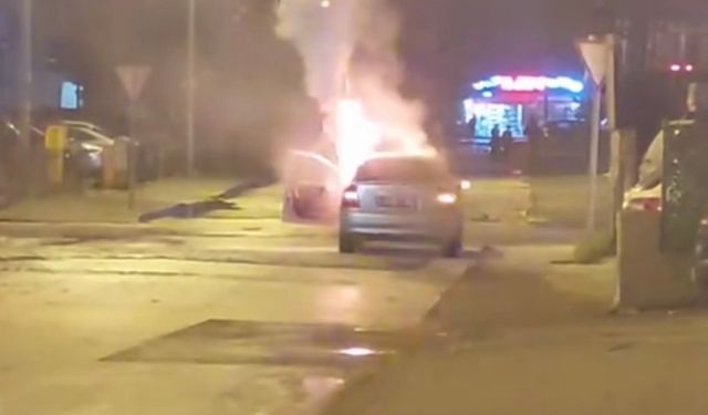 Otomobil alev alev yanarak küle döndü