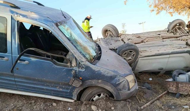 Otomobil ile hafif ticari araç çarpıştı: 1 ölü, 1 yaralı