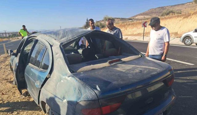 Otomobil taklalar attı, şans eseri yaralanan olmadı