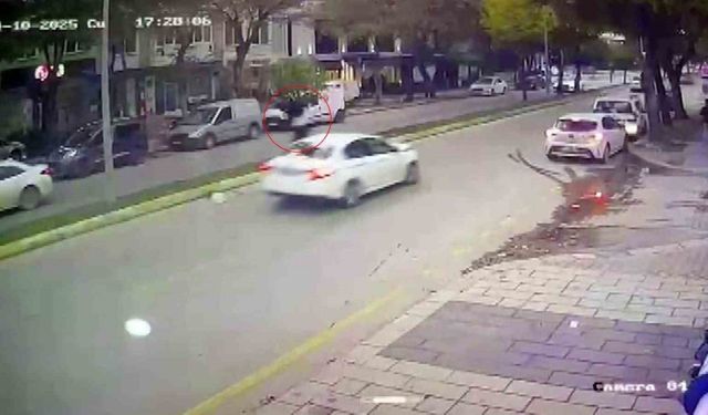 Otomobilin çarptığı kadın metrelerce savruldu