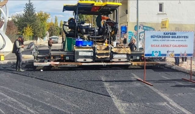 Pınarbaşı’na 2 günde 2 bin ton sıcak asfalt serildi