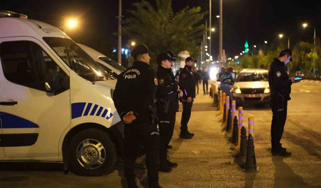 Polisten üniversite çevresinde asayiş ve trafik uygulaması