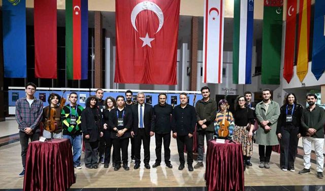 Rektör Adıgüzel, Çalgı Yapımı ve Onarımı Bölümü öğrencilerinin sergisini gezdi