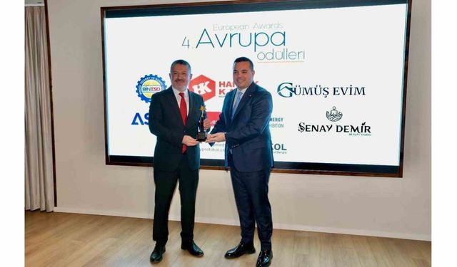 Rektör Kırışık, "Sosyalfest Yılın En Başarılı Projesi" ödülünü aldı