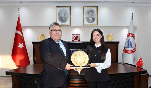 Rektör Özölçer "Yılın Doktora Tezi" ödülü sahibi Dr. Öğr. Üyesi Timur’u makamında kabul etti