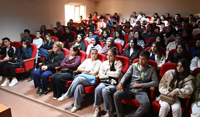 Rektör Savaş, Eşme MYO akademisyenleri ve öğrencileri ile buluştu