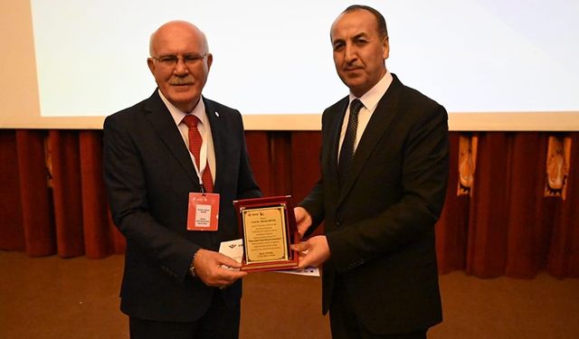 Rektör Savaş, gençlere "Geçmişten Günümüze Matematiğin Serüveni"ni anlattı