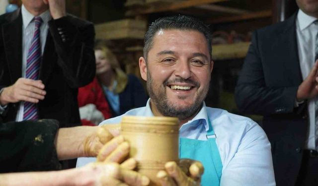 Rodop Belediye Başkanı Pavel Mihaylov, hayatında ilk defa çömlek tezgahına geçerek bardak yaptı