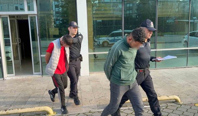 Samsun’da zorla gül satmak isteyen 2 kişi olay çıkartınca tutuklandı