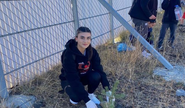 Sarıkamış’ta öğrenciler fidan dikti