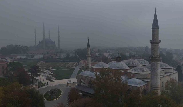 Selimiye Camisi sis bulutları arasında kayboldu