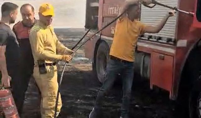 Siirt’te anız yangınına müdahale eden itfaiye aracı alevlere teslim oldu