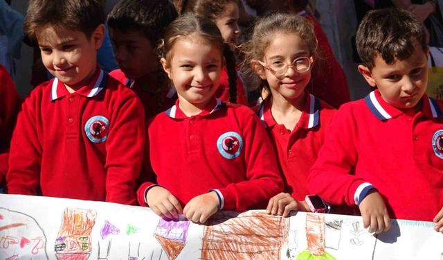 Siirt’te bin 500 öğrenci aynı anda ‘aile’ temasıyla resim çizdi