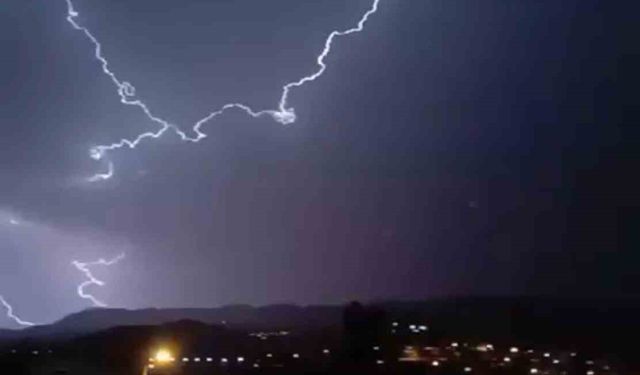 Siirt’te şimşekler geceyi gündüze çevirdi