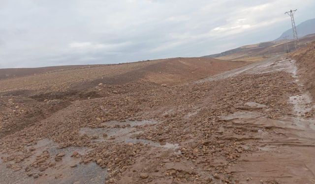 Siirt’te yağışla birlikte oluşan heyelan yola böyle aktı