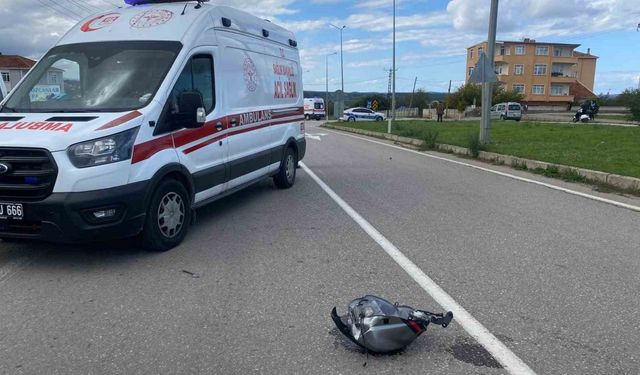 Sinop’ta hafif ticari araç ile iki motosiklet çarpıştı: 2 yaralı