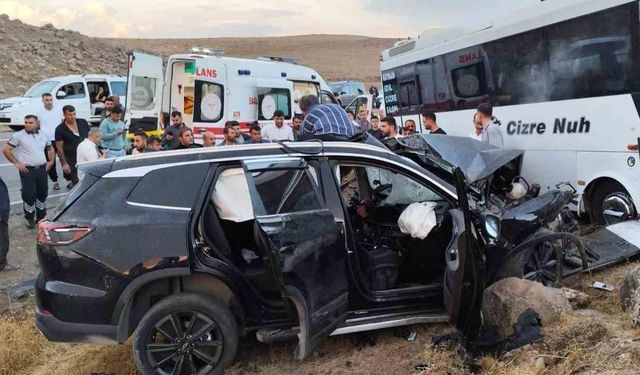 Şırnak’ta yolcu otobüsü ile otomobil çarpıştı: 1’i ağır 4 yaralı