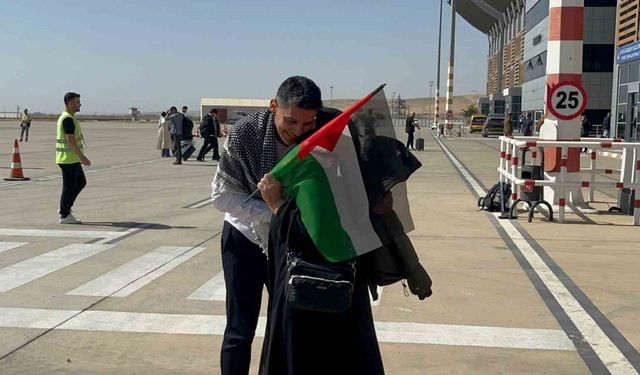 Sumud Filosu’na katılan Batmanlı aktivist doktor havaalanında karşılandı