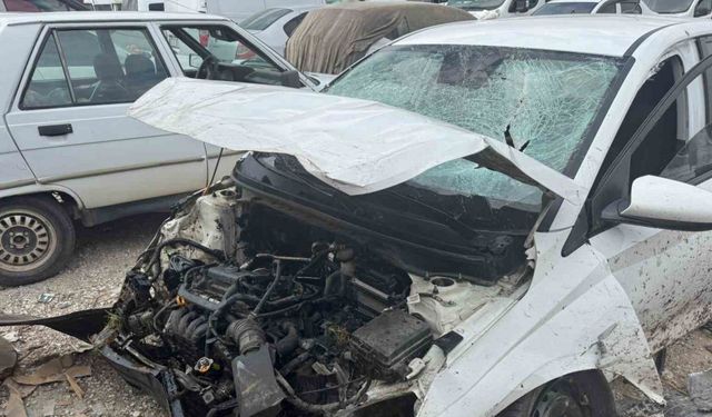 Süratle kavşağa giren otomobil heykelleri biçerek metrelerce havaya uçtu