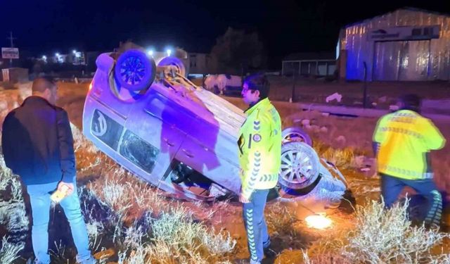 Takla atan hafif ticari aracın sürücüsü kaçarak kayıplara karıştı