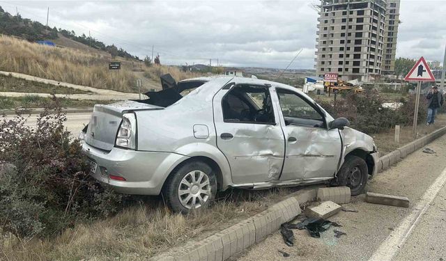 Takla atan otomobil orta refüje çıktı: 2 yaralı