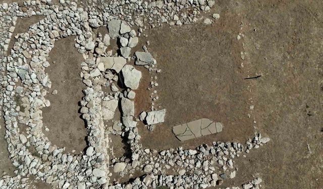 Tarihteki ilk musalla taşının bir parçası 12 bin yıllık Çayönü’ndeki Kafataslı yapıda, diğer parçası Diyarbakır Müzesi’nde sergileniyor