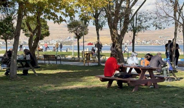 Tatvan’da güzel havayı fırsat bilenler sahile akın etti