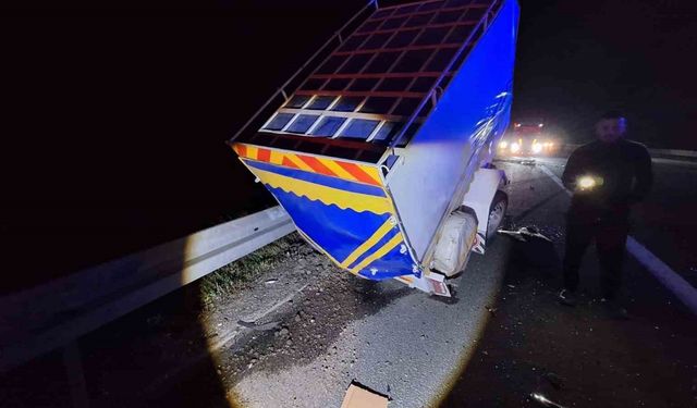 TEM Otoyolu’nda bariyerlere çarpan minibüs ters döndü: 4 yaralı