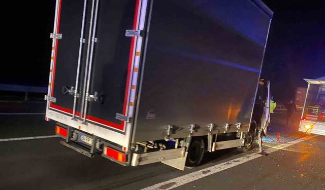 TEM’de kamyonla çarpışan kamyonet sürücüsü araçta sıkışarak yaralandı
