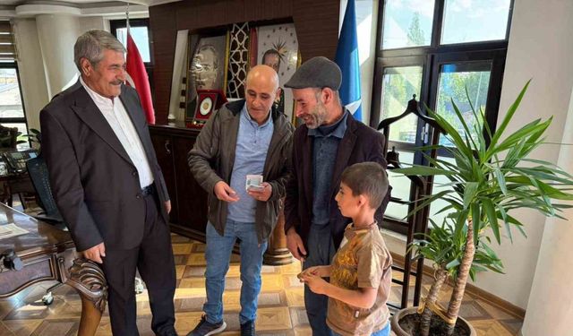 Temizlik personeli buldu, başkan teslim etti: İşçinin dürüstlüğü takdir topladı