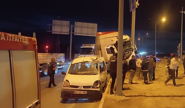 Tır ile hafif ticari araç çarpıştı: 2 yaralı