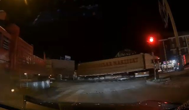 Tırın dorse kapağı açıldı, kırmızı ışıkta bekleyen otomobil kıl payı kurtuldu