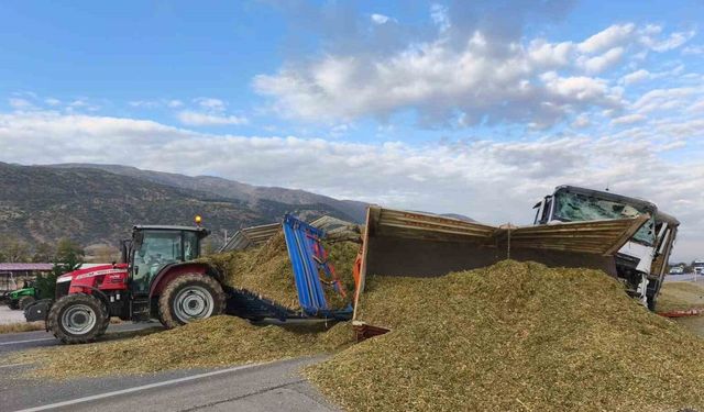 Tırın traktöre çarptığı kazada iki kişi yaralandı
