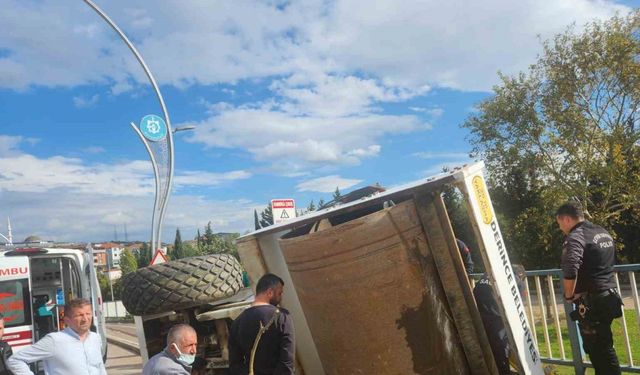 Tırın üstündeki asfalt silindiri yola devrildi: 1 yaralı