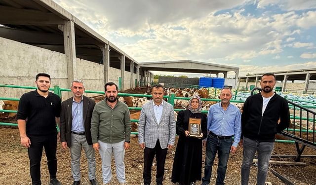 TOBB Malatya Genç girişimciler kurulu tarafından kadın girişimci Hafure Adak’a plaket