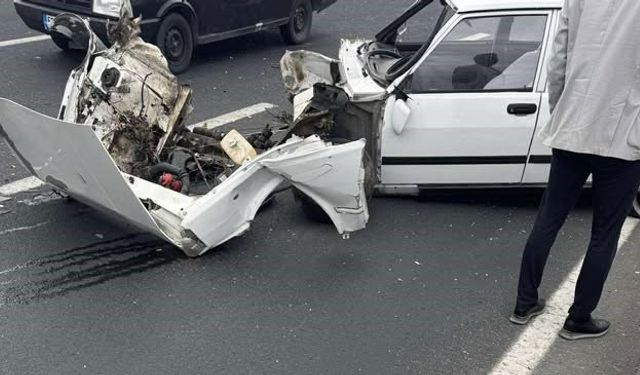 Tofaş marka otomobilin motoru fırladı: 2 yaralı