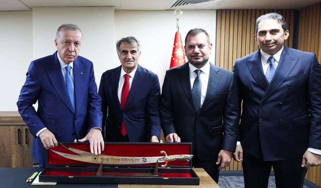 Trabzonspor’dan Cumhurbaşkanı Erdoğan’a Sürmene kılıcı hediyesi