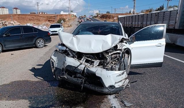 Traktör ile otomobil çarpıştı: 4 yaralı