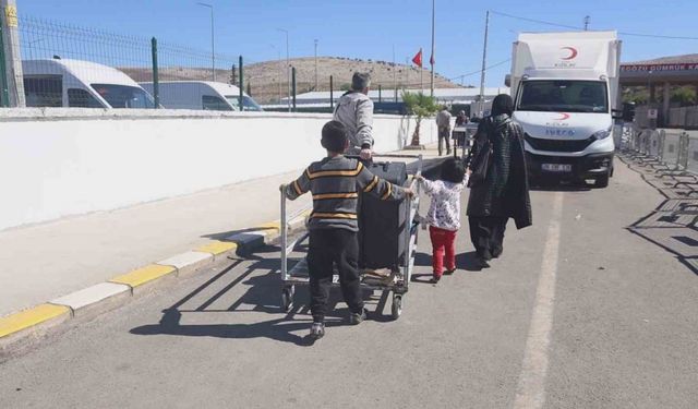 Türkiye’de doğup büyüyen 9 yaşındaki Suriyeli çocuk, gözyaşları içerisinde "Türkiye benim ikinci vatanım" sözleriyle ülkesine döndü