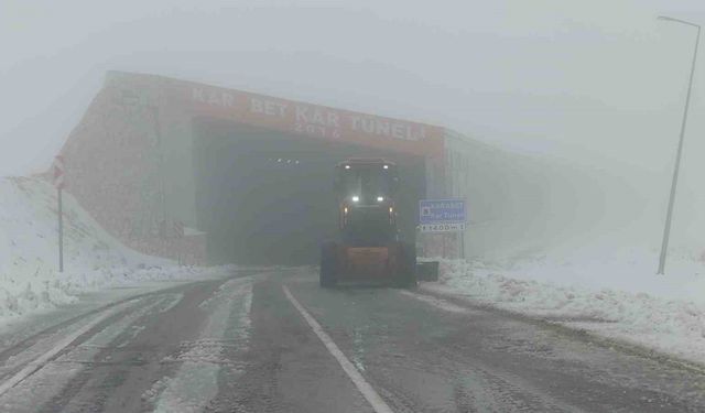 Turuncu kaplanların kar mesaisi Karabet Geçidi’nde başladı