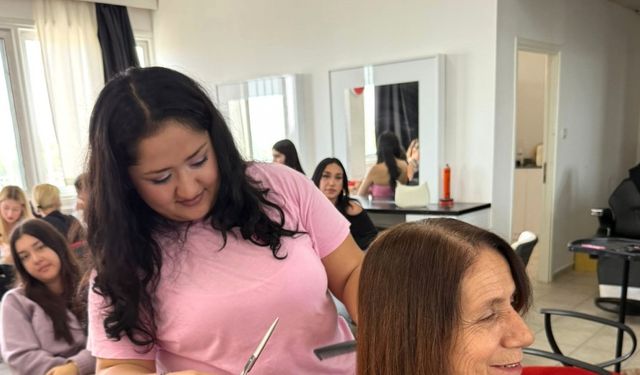 Üniversite öğrencilerinden kanserle mücadele eden kadınlara moral desteği